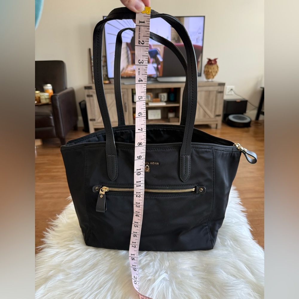 🔥Michael Kors | Black Purse with Zip Close and Trolly Sleeve and Tons of Storage - Picture 10 of 16